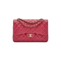Sac bandoulière Coco Chanel en cuir noir matelassé, fermoir CC argenté"