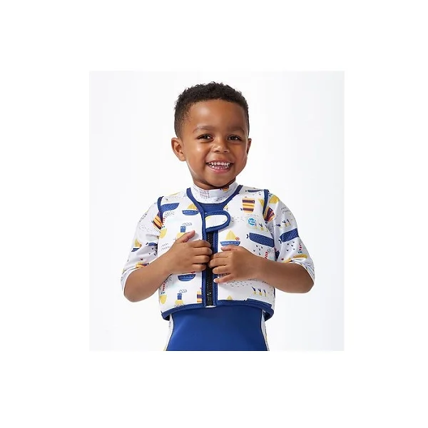 Enfant souriant portant le gilet de natation