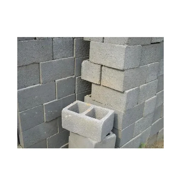 Mur en construction avec des blocs de béton creux PA15.