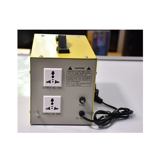 Détail des prises de sortie du régulateur de tension MW-AST500VA