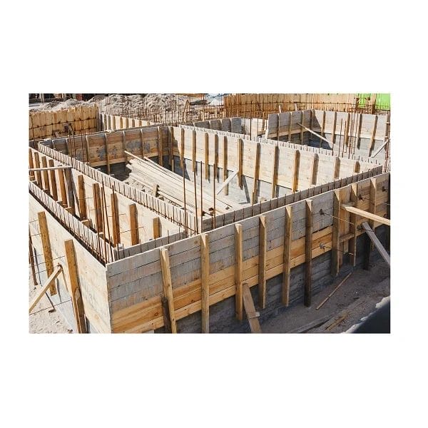 Planches de coffrage utilisées pour la réalisation d'un mur