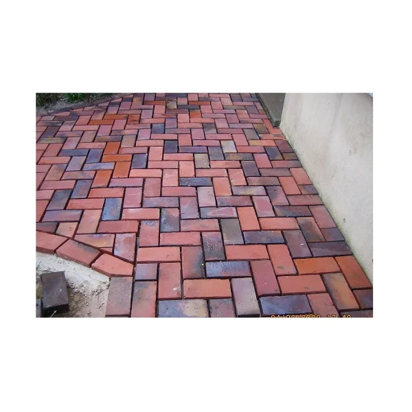 Allée de jardin réalisée avec des pavés de briqueterie.