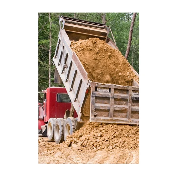 Application du sable rugueux pour le drainage d'un jardin
