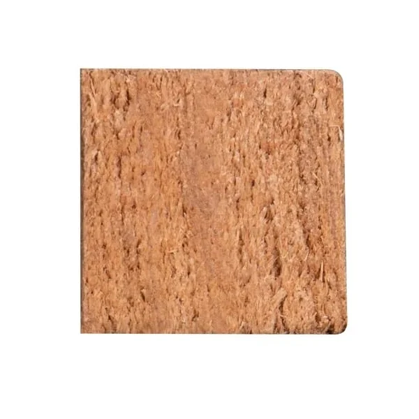 Gros plan sur la surface lisse d'une latte rabotée en bois.