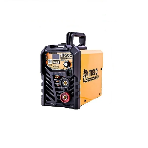 Soudeur utilisant un poste à souder Inverter 130A sur une pièce métallique.