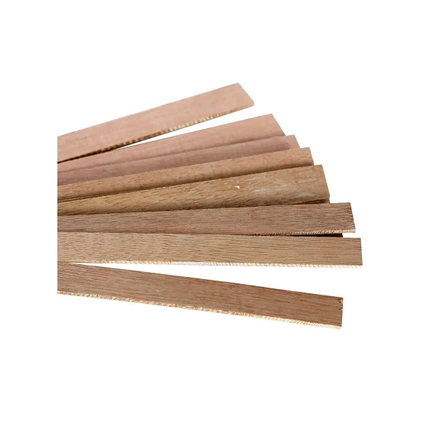 Latte en bois léger rabotée, plusieurs pièces empilées.