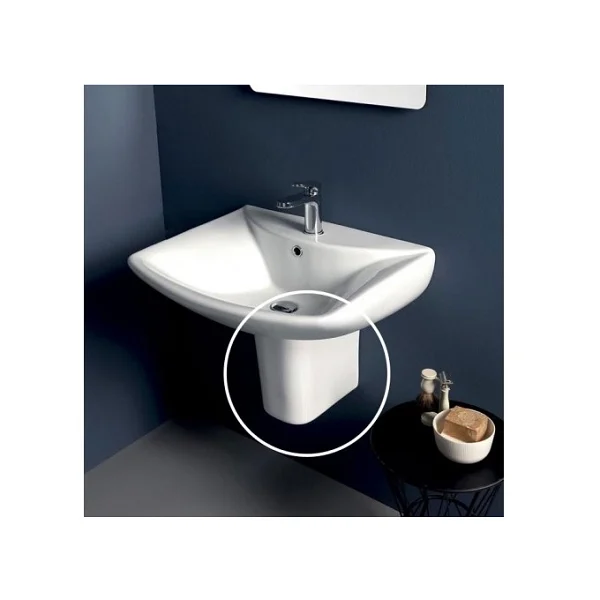 Lavabo mural en céramique installé dans une salle de bain moderne