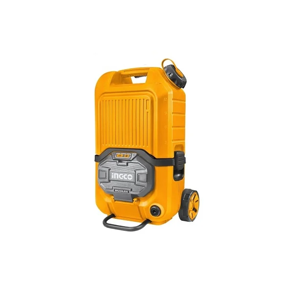 Nettoyeur haute pression INGCO 40V en action, sans fil, nettoyant une voiture.