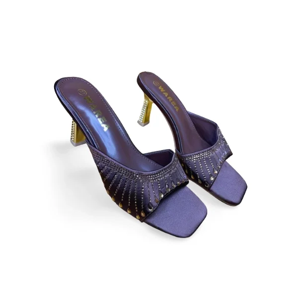 Paire de mules à talons marron foncé, ornées de strass scintillants sur la bride et le talon, avec un bout carré tendance