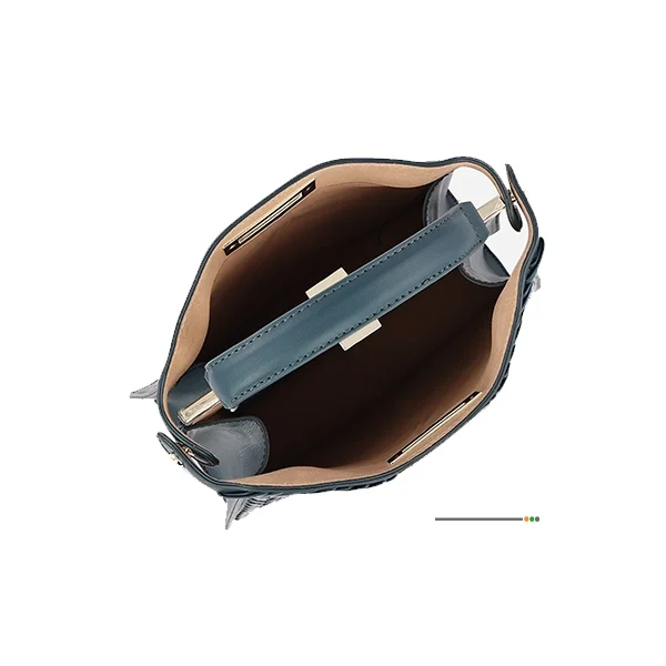 Vue de l'intérieur du petit sac peekaboo Fendi noir en cuir tressé avec fermoir doré