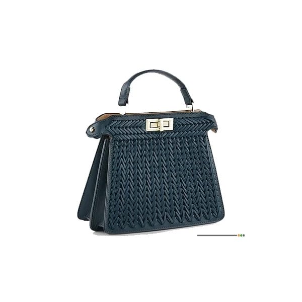 Vue de profil du petit sac Fendi Peekaboo noir en cuir tressé avec fermoir doré