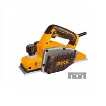 Rabot à bois électrique Ingco 750W en action, avec des copeaux de bois.