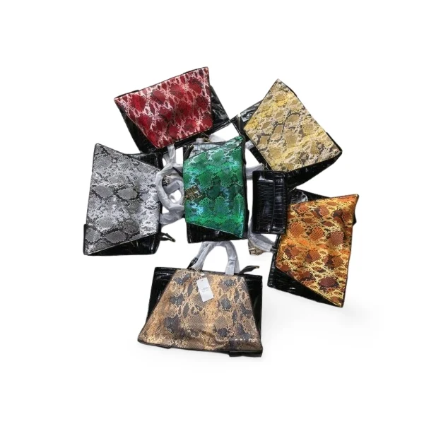 Sac à main en similicuir noir effet croco avec empiècement central imprimé python beige et marron, anse supérieure structurée, toutes les couleurs
