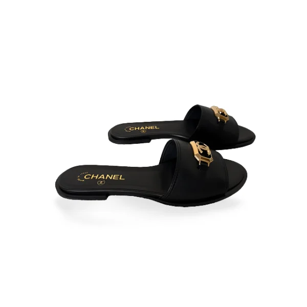 Sandales plates femme Coco Chanel noires avec logo CC doré, vue de côté