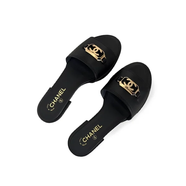 Sandales plates femme Coco Chanel noires avec logo CC doré, vue de dessus