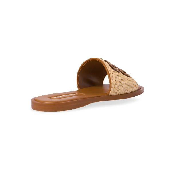 Paire de Sandales Miu Miu de couleur naturelle en paille tressée avec le logo Miu Miu marron en relief sur la bride, semelle intérieure en cuir marron et fine semelle extérieure, vue de profil