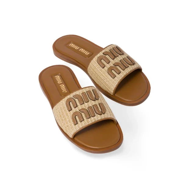 Paire de Sandales Miu Miu de couleur naturelle en paille tressée avec le logo Miu Miu marron en relief sur la bride, semelle intérieure en cuir marron et fine semelle extérieure, vue de dessus