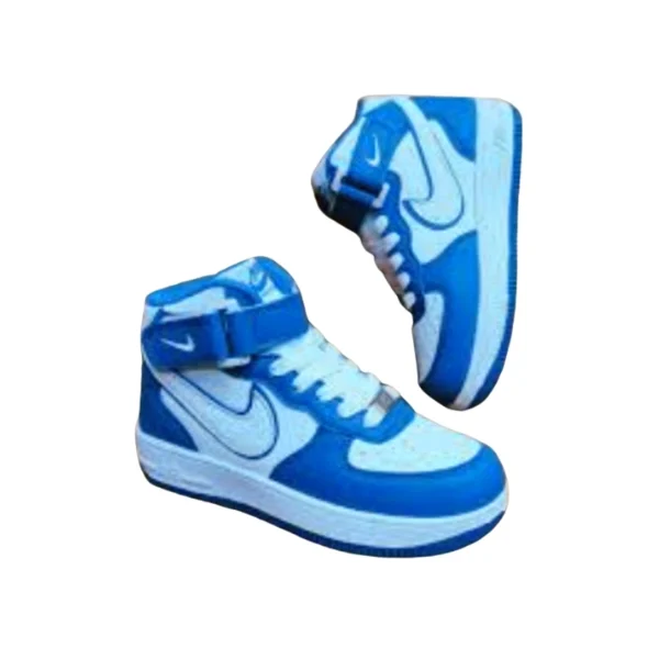 Une paire de baskets Nike Air Force 1 montantes en bleu et blanc, avec des lacets, une sangle de cheville et le logo Nike visible.