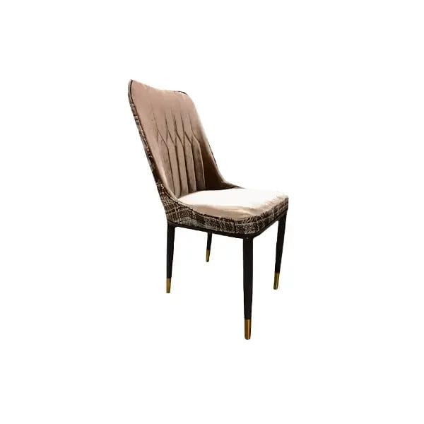 Une chaise de salle à manger LAGOS MEGALUX de couleur beige, avec un dossier capitonné et des pieds noirs avec des embouts dorés.