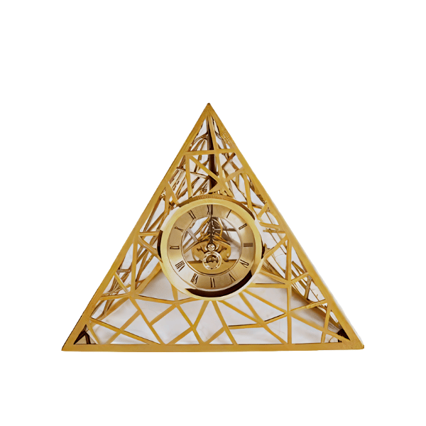 Déco Horloge Pyramide, est une horloge de table dorée en forme de pyramide avec un cadre géométrique ajouré et un cadran central avec des engrenages apparents.