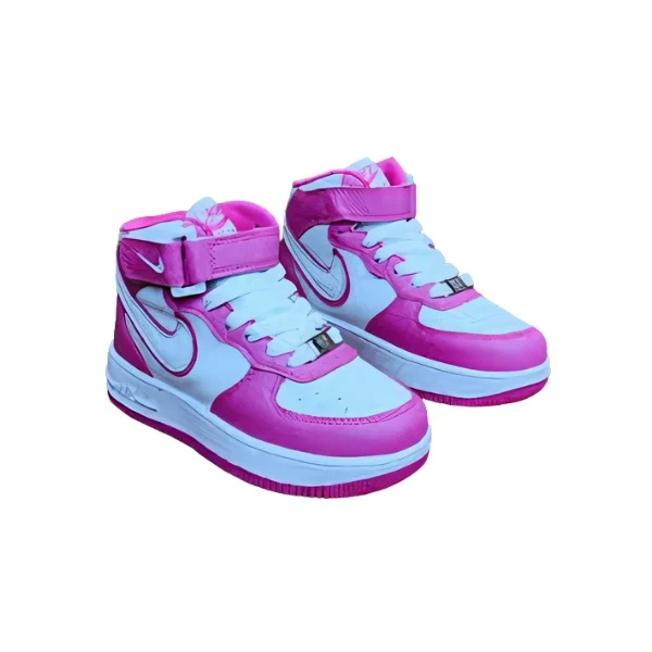 Une paire de baskets Nike Air Force 1 montantes en rose et blanc, avec des lacets, une sangle de cheville et le logo Nike visible.