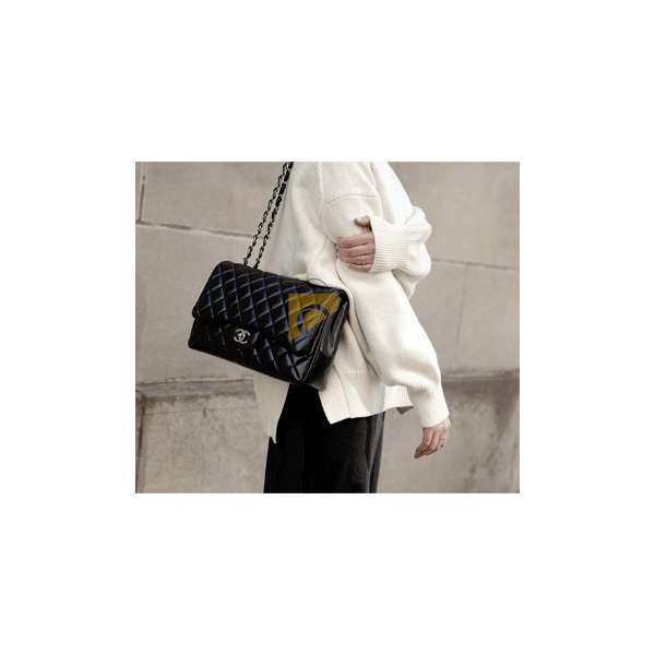 Sac Chanel élégant porté à l’épaule, style intemporel.
