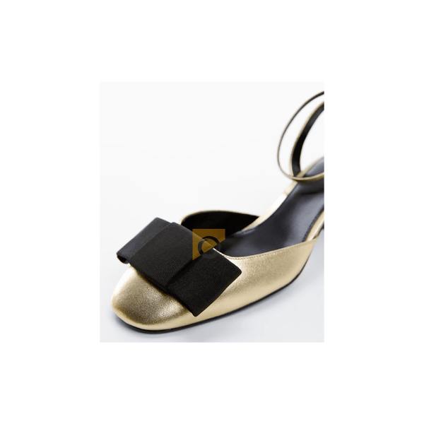 Sandales féminines dorées à talon haut avec nœud noir chic.